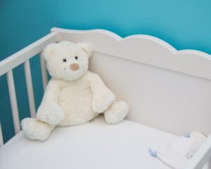 Czy zaopatrzyć się w poduszkę? Czym przykryć dziecko?