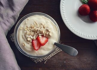 Ile gram białka ma jogurt naturalny?